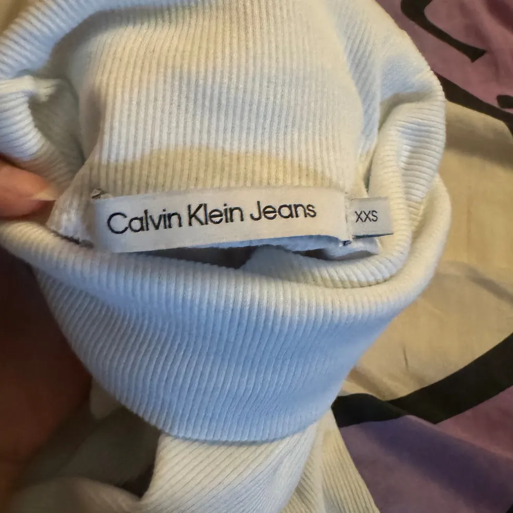 Säljer min Calvin Klein tröja som inte kommer till användning. Den är i strl xxs. Jättebra skick. Skriv gärna för frågor och fler bilder. . Skjortor.