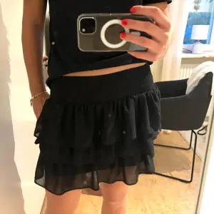 Svart kjol som jag inte använder längre💞 Jätte fint skick har har inga defekter! Skriv gärna om du har några funderingar 