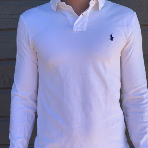 Vit Ralph Lauren tröja  - Hej! Säljer en vit Ralph Lauren tröja i extremt fint skick. Storlek S sitter skit bra.