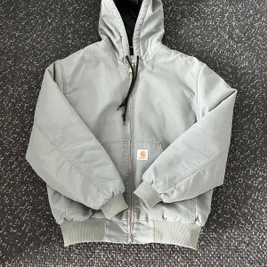 Carhartt OG Active Jacka - Carhartt jacka i ”Smoked Green” färg. Storlek L 