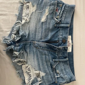 Hollister shorts  - Säljer dessa as snygga hollister shorts med låg midja och spets detaljer, säljer för att dem inte kommer till användnind, hör av er om mer funderingar, 90kr + frakt🌟🩷