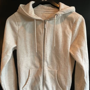 3 hoodies stl S - 3 fina hoodies i grått, beige, svart. Fint skick. Stl S
