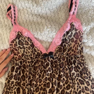 nattlinne - jättegulligt nattlinne i leopardmönster❤️Lappen är avklippta så vet varken vart den är ifrån eller storlek men den är justerbar och passar nog XS-M