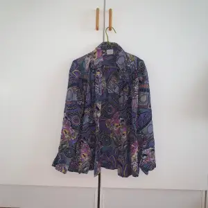 Säljer min unika skjorta som jag köpt på secondhand. Älskar allt med den här skjortan, färgen, mönstret och att den är otroligt bekväm! 200kr kostar den, men jag är öppen för förhandlingar.