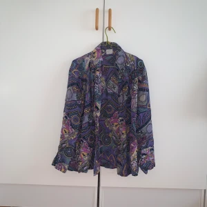 Unik vintage skjorta! - Säljer min unika skjorta som jag köpt på secondhand. Älskar allt med den här skjortan, färgen, mönstret och att den är otroligt bekväm! 200kr kostar den, men jag är öppen för förhandlingar.