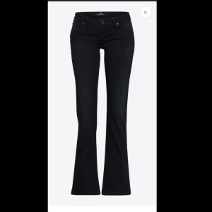 snygga ltb jeans! - säljer dessa ltb jeans i färgen natt blå men tycker själv de ser svarta ut, jeansen är i super sick och är i storleken 26x32 köptes på about you för ca 900