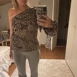 One schoulder topp! - Superfin one schoulder topp med leopard mönster!!💕