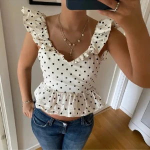 Pricking topp - Super söt blus, prickig och öppen rygg❤️