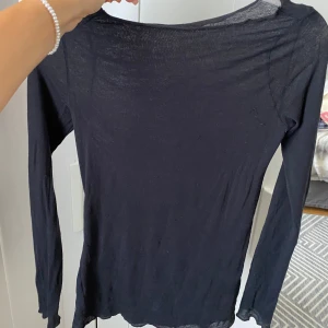 Intimissimi tröja - Säljer min intimissimi tröja då den inte längre kommer till användning, tröjan har ett litet hål precis i ändan på armen men det är inget som märks av, dock säljer jag den för ett lägre pris pga hålet.