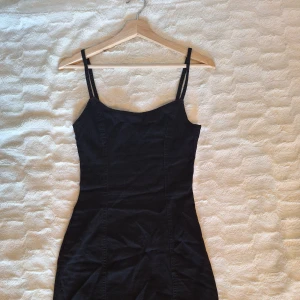 Svart jeans klänning - Svart klänning i bra skick, och superbra passform.  Användes endast tre gånger! Säljer eftersom den passar inte längre.