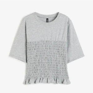 T shirt - Trendig tröja i bra skick och nästan aldrig använd❤️ kom prov för egna bilder