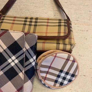 Burberry - Väska med plånbok och liten accessoars väska🤎