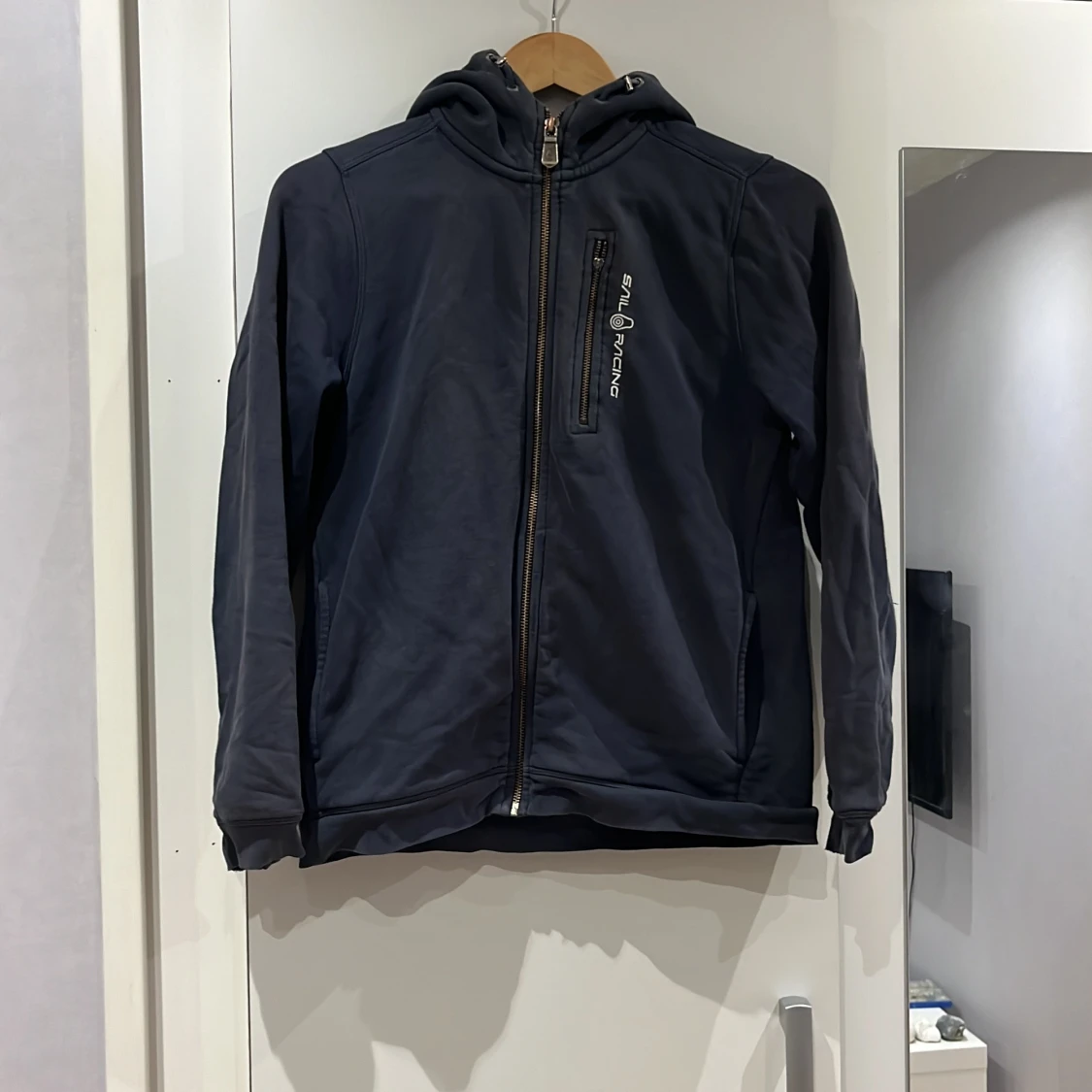 Jag säljer nu min sail racing hoddie för jag ej använder dem längre