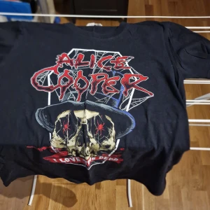 Alice Cooper konsert T-shirts  - Alice Cooper konsert T-shirts, ganska oanvända, storlek medium, utom den första som det står large i, men det är alla lika stora. 
