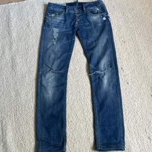 Ett riktig par feta dondup jeans! Skick 7/10 Nypris 2049kr!! Säljs för riktigt bra pris!! Priset ej hugget i sten! Kan sälja för lägre!