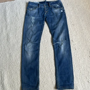 Dondup jeans - Ett riktig par feta dondup jeans! Skick 7/10 Nypris 2049kr!! Säljs för riktigt bra pris!! Priset ej hugget i sten! Kan sälja för lägre!