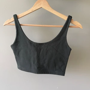 Brandy Melville Topp - Kort, mossgrön topp som fungerar att bäras framvänt eller bakvänt. I tjock bomull. Använd endast ett fåtal gånger.