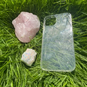 Glittrigt mobilskal✨ - Väldigt fin men råkade köpa det i fel storlek och därför är de aldrig använt 😭😐 Är lite smutsigt men kommer tvätta det! Obs⚠️ vet inte vilken iPhone det är, tror att det är 13 därför säljer jag det billigt!⚠️ 90 kr från börjandet 🥂HA EN BRA DAG🩷😍🥂✨🐆⭐️😽 