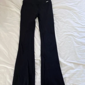 Aimin ribbade tajts - Tajts i nyskick från aimin. Perfekt för promenader, träning eller varför inte till vardags. Nypris 699