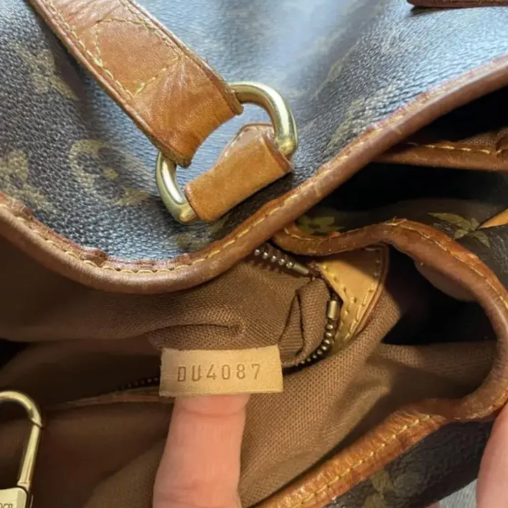 Så fin väska från Louis Vuitton, använd men i bra skick. (Några små defekter förekommer se bilder) Köpt på Vestiaire Collective Orginalkartong finns att tillgå. Perfekt för skola/jobb (dator 13 tum får plats). Laukut & Käsilaukut.