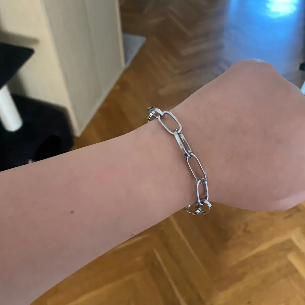 Hej! Säljer två små kedjearmband, går även att köpa bara en av dem! 5kr för en och 10kr för nåda två! Vet ej vart dem är ifrån, aldrig använt💕 !Jag står ej för postens slarv!. Accessoarer.