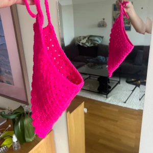 Handvirkad Bandana - Färgpricken till din outfit, handvirkad Bandana i större modell och starkt rosa färg.