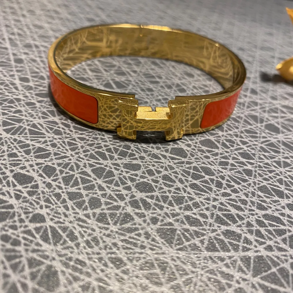 Supersnygg Hermes liknande armband som ser äkta ut❣️den är rostfri och tål vatten då den är doppad i guld .Har stämpel precis som på de riktiga Hermes armbanden❣️. Accessoarer.