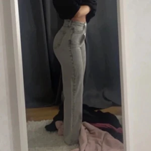 Grå jeans  - Grå jeans från Bikbok i modellen ”regular wide”, nypris 599kr. Storlek W25, L32