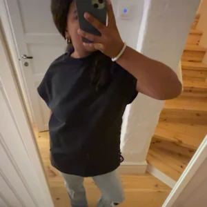 T-shirt med korsettband - Super cool t-shirt i hoodie material med korsettliknande band längst sidan. Verkligen så snygg!!! Står Xs men skulle säga att den passar upp till M. Minns inte exakt hur mycket den kostade, men tror runt 2000 kr💋