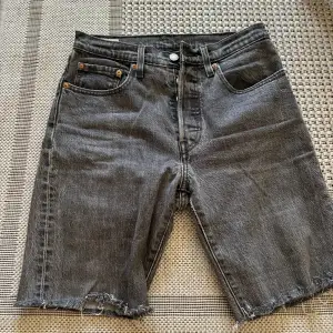 Snygga shorts från Levis Dem sitter som en smäck  Använt fåtal gånger  Vet inte riktigt vilken storlek dem har men skulle gissa på st 36. Kolla bild 3 för anvisning på storlek  Hör av dig om du undrar något!