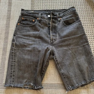 Levis shorts - Snygga shorts från Levis Dem sitter som en smäck  Använt fåtal gånger  Vet inte riktigt vilken storlek dem har men skulle gissa på st 36. Kolla bild 3 för anvisning på storlek  Hör av dig om du undrar något!