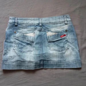 Lågmidjad jeanskjol - Lågmidjad jeanskjol i fint skick inga defekter💗det står storleken w38 men skulle säga att den isåfall är liten i storleken då den sitter ganska tight på mig som brukar ha 34-36💗skriv om du har frågor💗