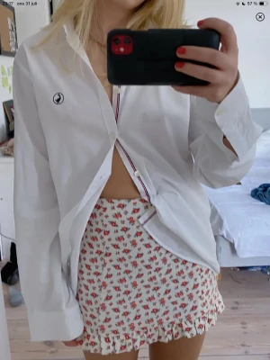 Blommig kjol - Säljer en superfin blommig kjol, köpte på zara för ett par år sedan❤️ nästintill oanvänd, nyskick på den