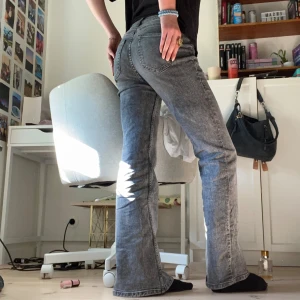 Lågmidjade jeans - Säljer dessa jätte fina lågmidjade jeansen eftersom de inte kommer till användning längre. De e sparsamt använda och har inga defekter 💗