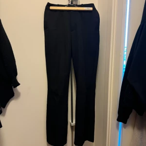 Kostymisar - Svarat kostymbyxor, bra kvalite