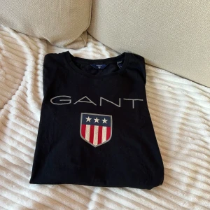 Gant t-shirt 158/164 12-14 år nyskick - T-shirt svart 158/164 Nyskick!