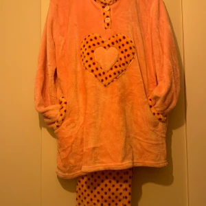 Pyjamas sett  - Pyjamas sett, mjukis skön material  Passar perfekt 👌 för vintern ☃️