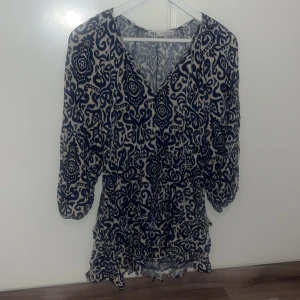 Zara klänning - Jätte fin zara klänning som inte säljs längre💕storlek M men sitter som en S. Använd Max 3 gånger men säljer den då jag tycker den är lite kort!