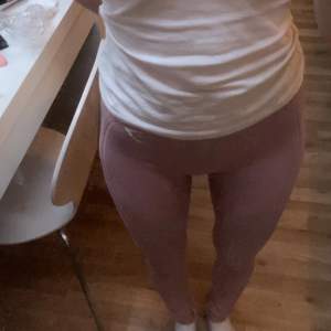 Leggings från gymshark i storlek M. Jättebra skick, förutom att det finns något streck som knappt syns samt att loggan slitits lite på några ställen. Se bild 2, 3 och 4. Säljer endast för att de är för stora för mig.