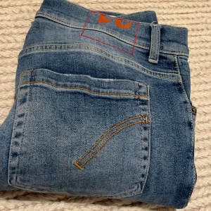 DONDUP✨⭐️ - Säljer nu ett par väldigt eftertraktade jeans från DONDUP i färgen ljusblå. Skicket på jeansen är 8/10 👍 Modellen heter: George skinny fit