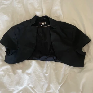 Svart bolero - Supersöt bolero köpt på sellpy. Använts en gång och den är i superbra skick. Den passar mig som oftast har storlek xs men skulle säga att den även passa en S 