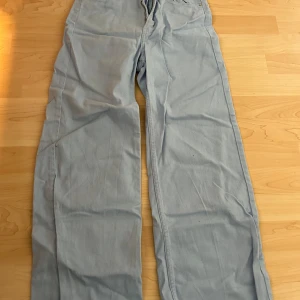 Ljusblå byxor  - Ljusblå baggy byxor från H&M. Storlek 36. Ny skick. Fråga gärna om fler bilder, mätningar, osv. Skriv helst innan du köper!   
