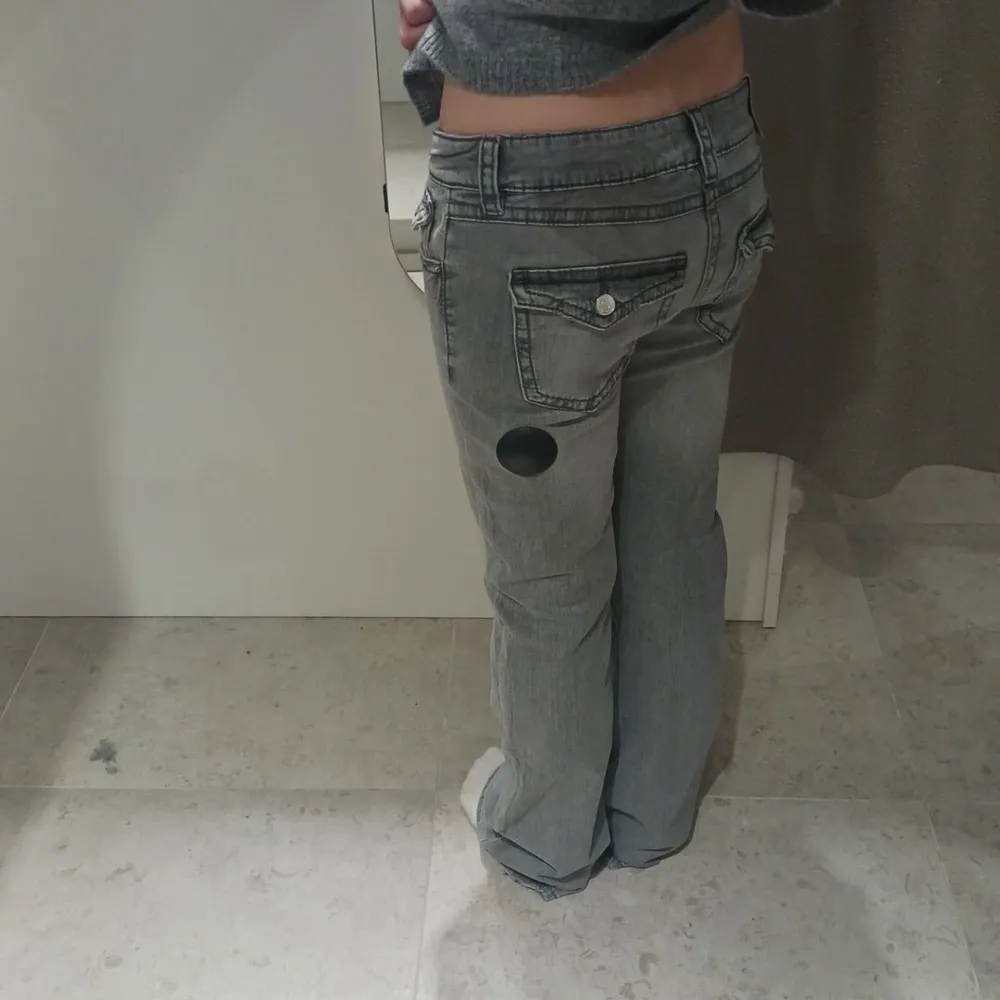 Säljer mina gina jeans då de är lite för stora, storlek 164 och passar mig som är 165 perfekt. Endast använda en gång därav inga defekter. Jeansen är också lågmidjade. . Jeans & Byxor.