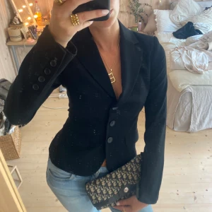 Blus - SUPERSNYGG kavaj. Passar till såå många tillfällen andvänder som en topp!