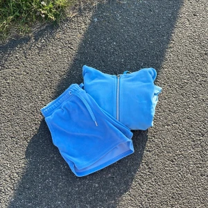 Blått mjukis sätt💙 - Blått fint sätt från Gina Young i strl 158/164. I polyester. Några små fläckar men inget som syns