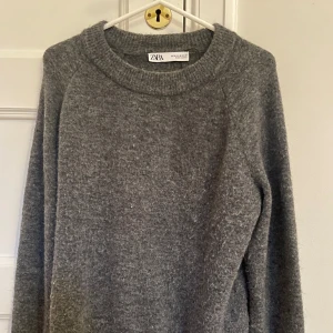 Grå stickad tröja  - Mörkgrå stickad tröja från zara! Lite nopprig men inget man tänker på, använd några få gånger🖤