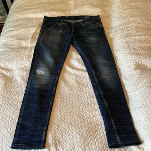 Säljer nu ett par riktigt feta Replay Jeans i toppen Skick. De är använda bara ett fåtal gånger. Storleken på jeansen är width: 34 och length: 32. Ställ gärna frågor om ni undrar något.😃