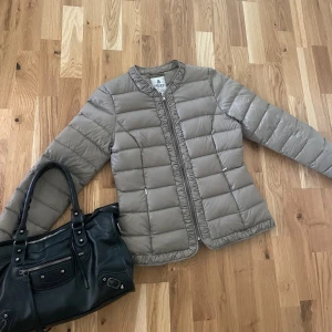 Höst jacka - Sååå snygg tunn och perfekt jacka till hösten😍😍 Super bra skick! Färgen är lite grå/grön