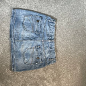 Jätte snygg jeans kjol! - Jätte fin och cool jeans kjol med fickor där back!! Knappt använd och i ny skick🩷🩷