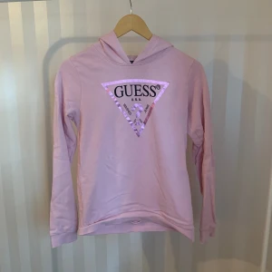 Rosa hoodie, storlek xs - Rosa guess hoodie i ny skick, har aldrig haft användning för den. Skriv för mer information 